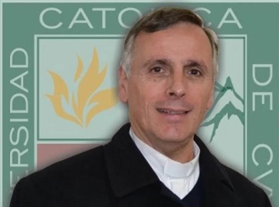José Juan García, sacerdote y director de bioética, hablando sobre minería esencial y desarrollo en San Juan.