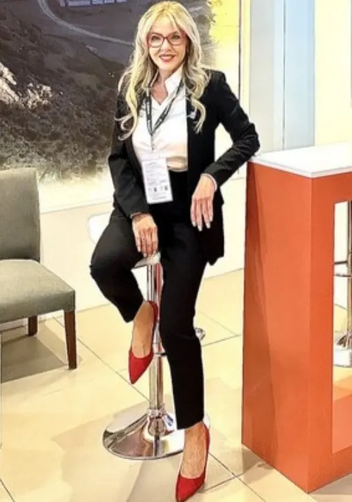 Sonia Delgado, directora ejecutiva de Challenger Gold, explicando los detalles del proyecto Hualilán.