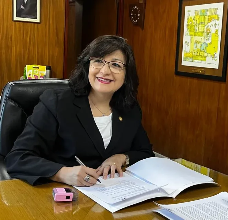 Retrato de la Dra. Ing. Andrea Díaz, decana de la Facultad de Ingeniería de la UNSJ.