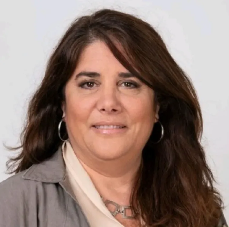 Retrato profesional de Laura Natacha Izquierdo González, directora de ABECEB.