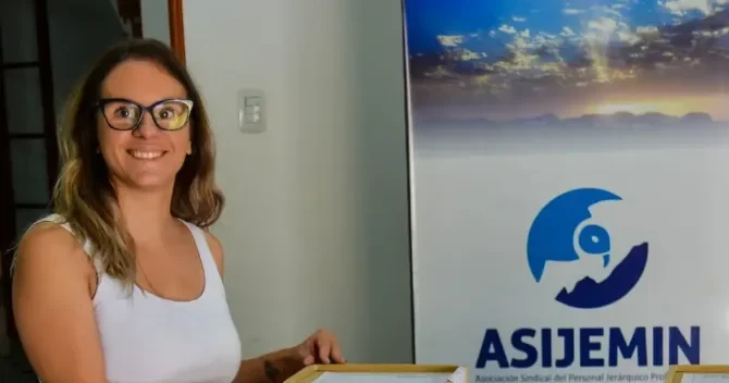  Carla Costabile, secretaria adjunta del sindicato minero ASIJEMIN, en su oficina.