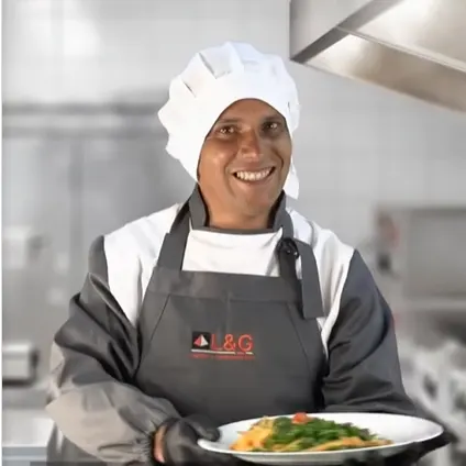 Cocinero de L&G sirviendo un plato de comida