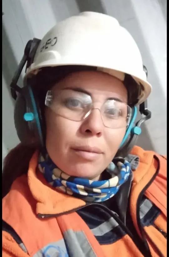  Daniela Saavedra, madre minera, posa con su equipo de seguridad en la mina.