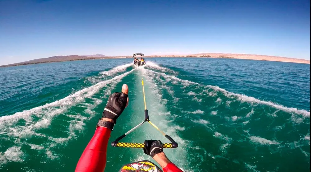 Imagen de dos personas practicando esquí acuático en el Dique de Ullum.