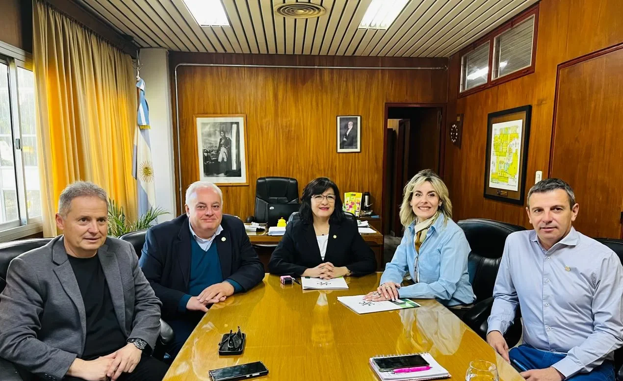 Firma del convenio de colaboración entre ACERO Y ROCA y la Facultad de Ingeniería de la UNSJ.