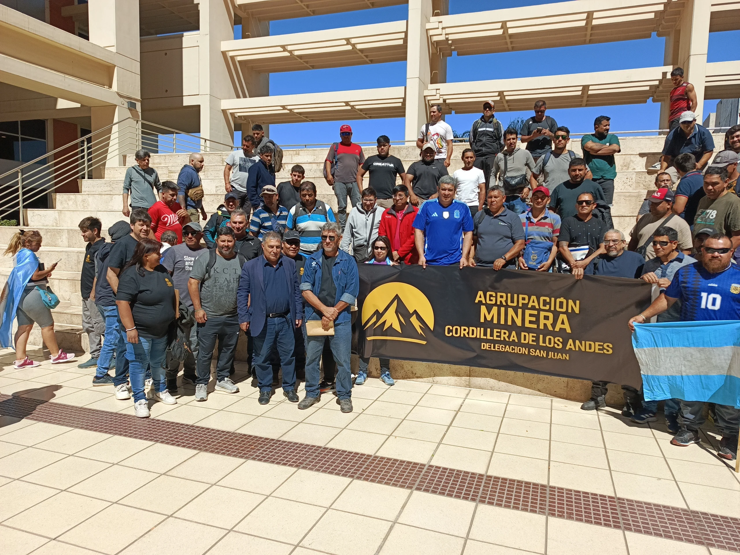 Un grupo de miembros de la Agrupación Minera en la puerta del Centro Cívico