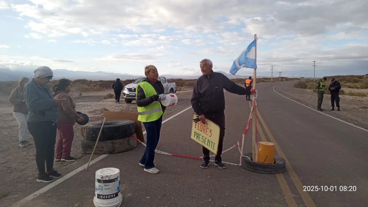 Vista de la ruta cortada en Iglesia, con un grupo de vecinos durante la manifestación.