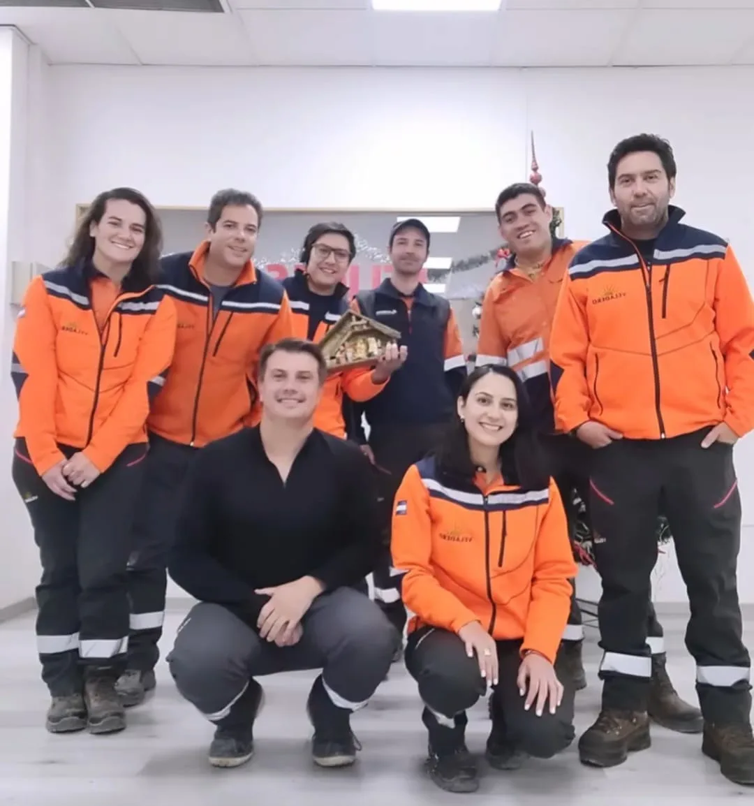 Daiana López Bobadilla junto a su equipo de trabajo en un campamento minero.