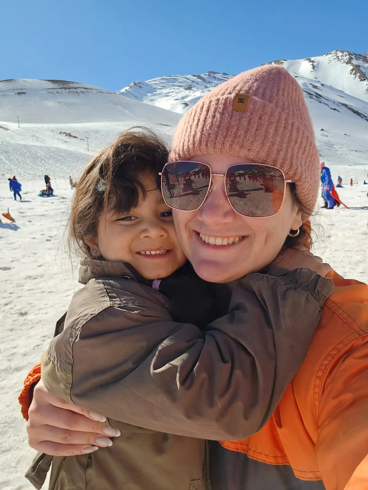  La ingeniera Daiana López Bobadilla sonríe y abraza a su pequeña hija.