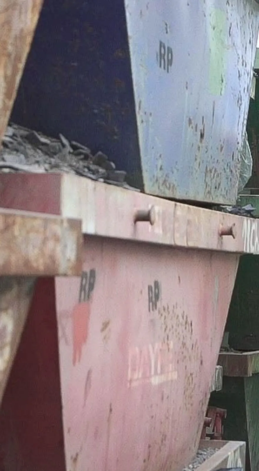 Contenedores industriales de la ex empresa Dayfe con cenizas de la minera Barrick almacenados en un predio.