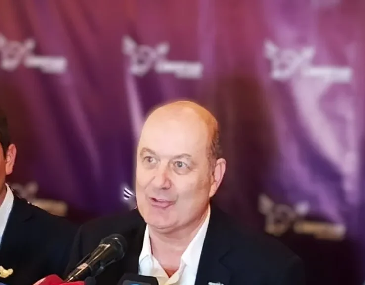 El ministro Federico Sturzenegger hablando frente a micrófonos durante una conferencia en San Juan sobre minería y desregulación.
