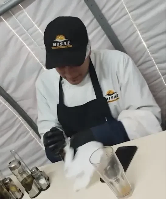 Trabajador de Misaé con indumentaria de seguridad en un campamento minero, representando el servicio de catering.