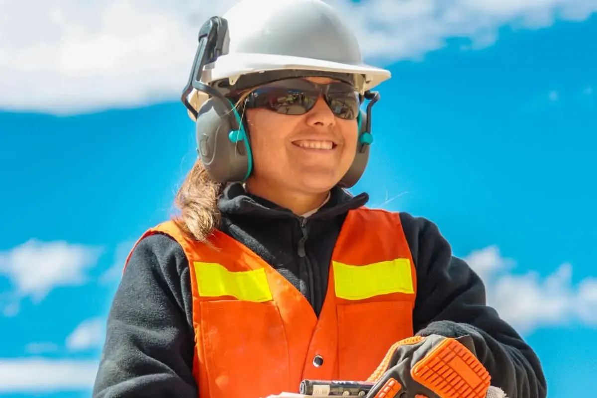 Amanda Astudillo, madre y trabajadora minera, con el paisaje montañoso de fondo.