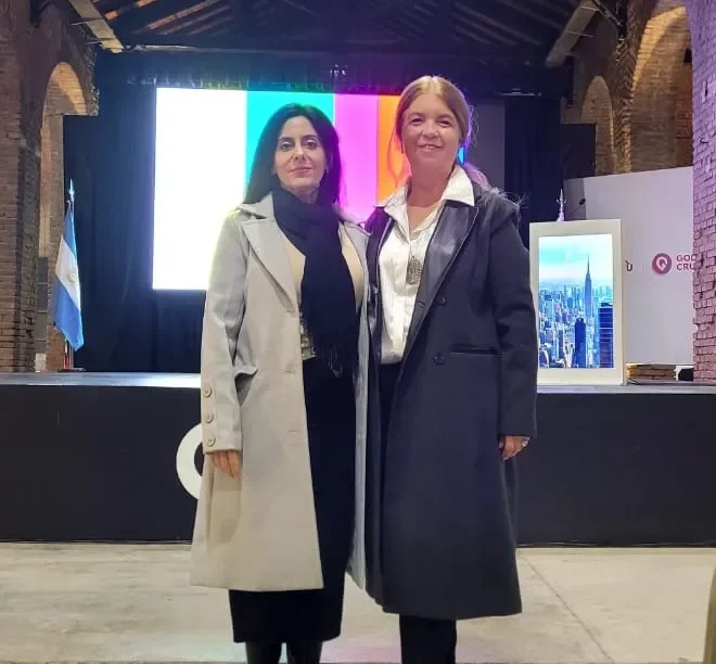 Las directivas de WIM Argentina, Mercedes Rodriguez y Jimena Barry, en un evento de la industria minera.