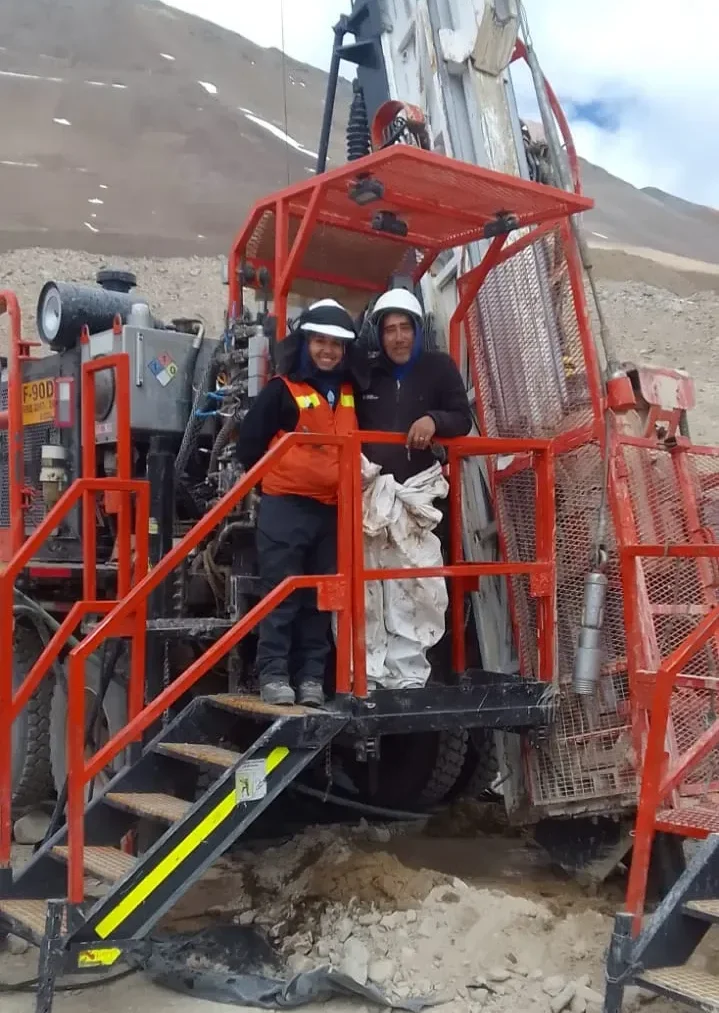 Amanda Astudillo y un colega equipados con ropa de trabajo en la alta montaña.