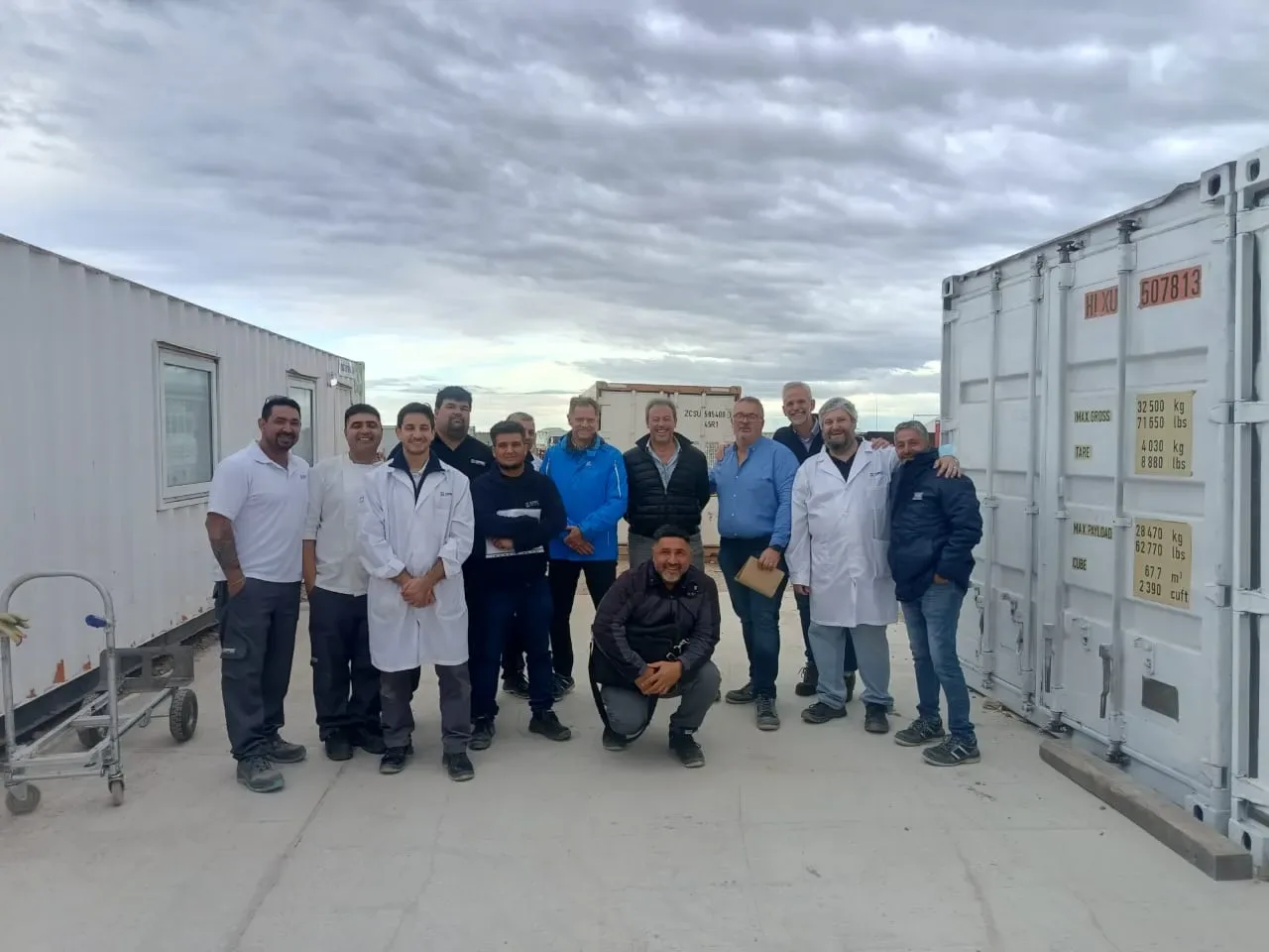  Equipo de trabajo de Grupo L en uniforme posando en un campamento minero.