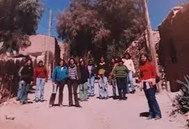 : Una joven Jimena Barry sonríe junto a un grupo de mujeres emprendedoras.