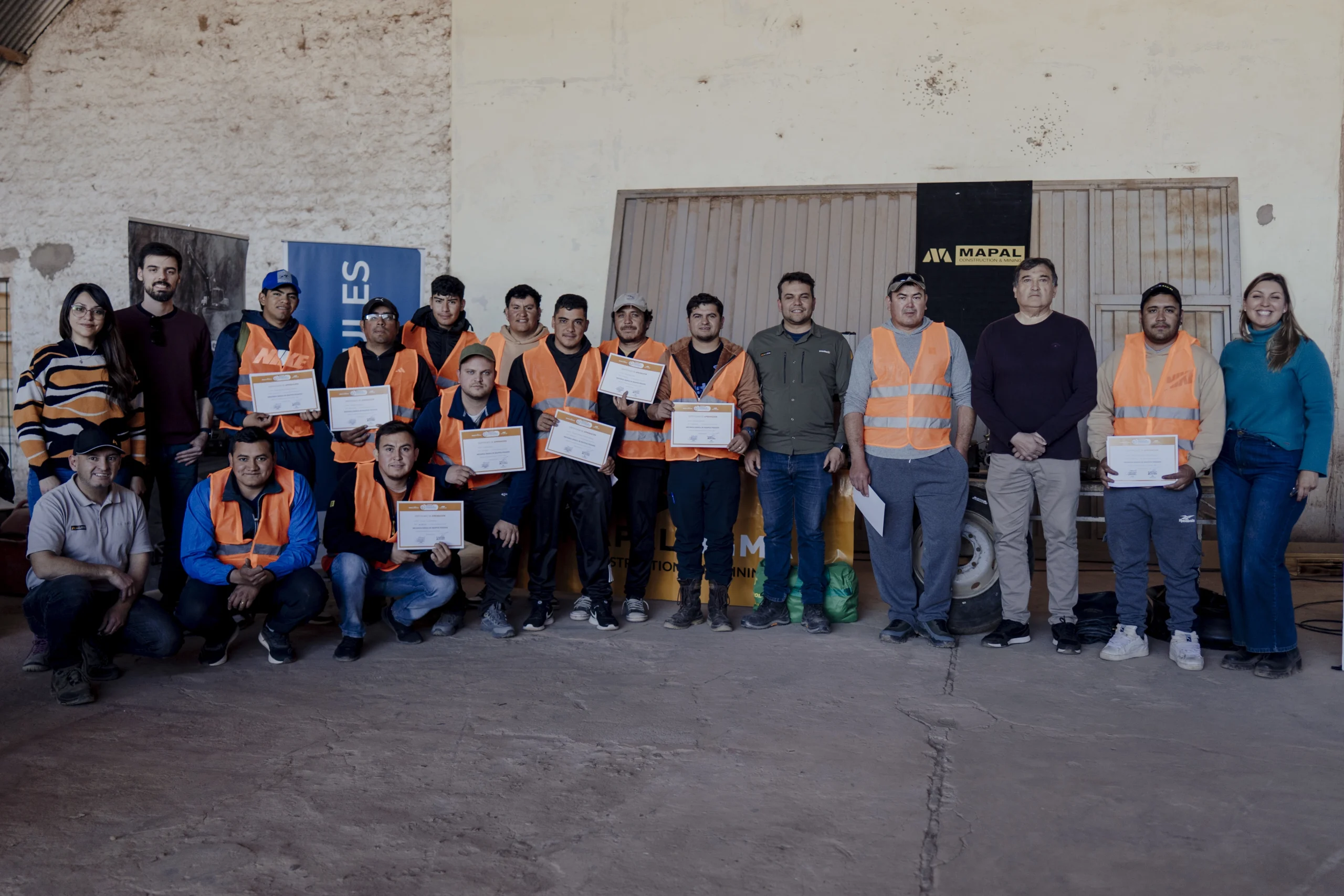 Alumnos e instructor durante una clase práctica del curso de mecánica de equipos pesados en San Juan