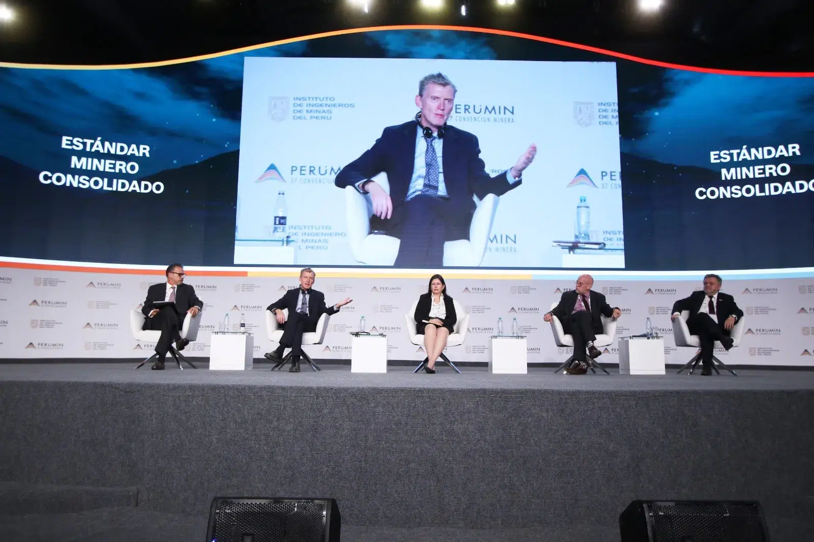 Panel de discusión en PERUMIN 37 con Aidan Davy (ICMM), Pierre Gratton (Asociación Minera de Canadá), Alicia Polo y La Borda (Copper Mark) y René Muga (BHP).