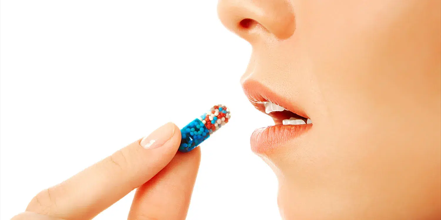 Imagen conceptual de medicamentos, cápsulas simbolizando su uso en salud.