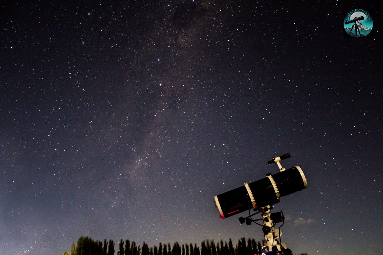 Imagen de un telescopio en el cielo calingastino.