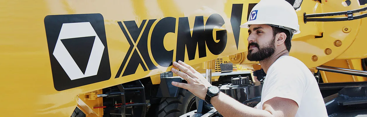Hombre colocando un cartel de XCMG