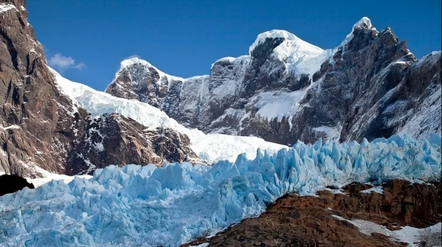 Paisaje de la alta cordillera de los Andes con un glaciar y un proyecto de minería colindante
