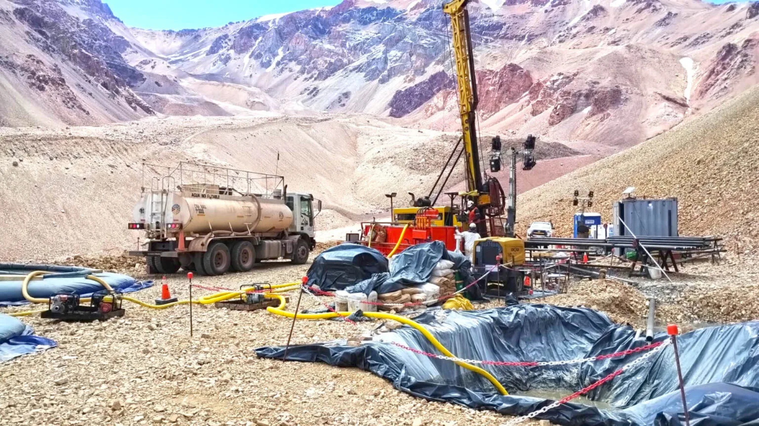  Paisaje de montaña del proyecto minero TMT en San Juan, con infraestructura de exploración en el terreno.