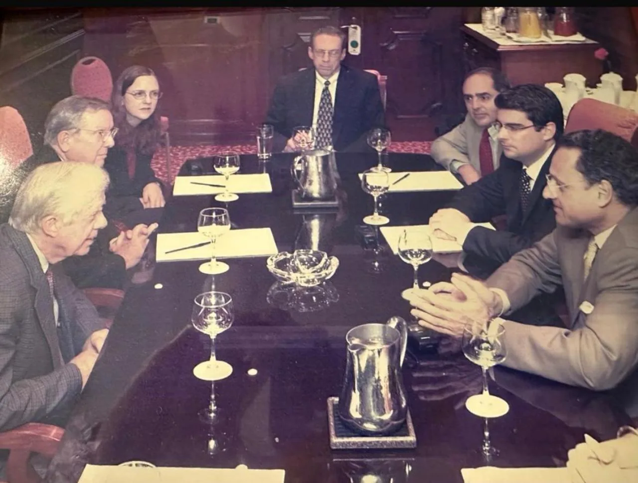 Marcelo Álvarez joven con Jimmy Carter en misión electoral OEA, mostrando su trayectoria diplomática previa a la minería.