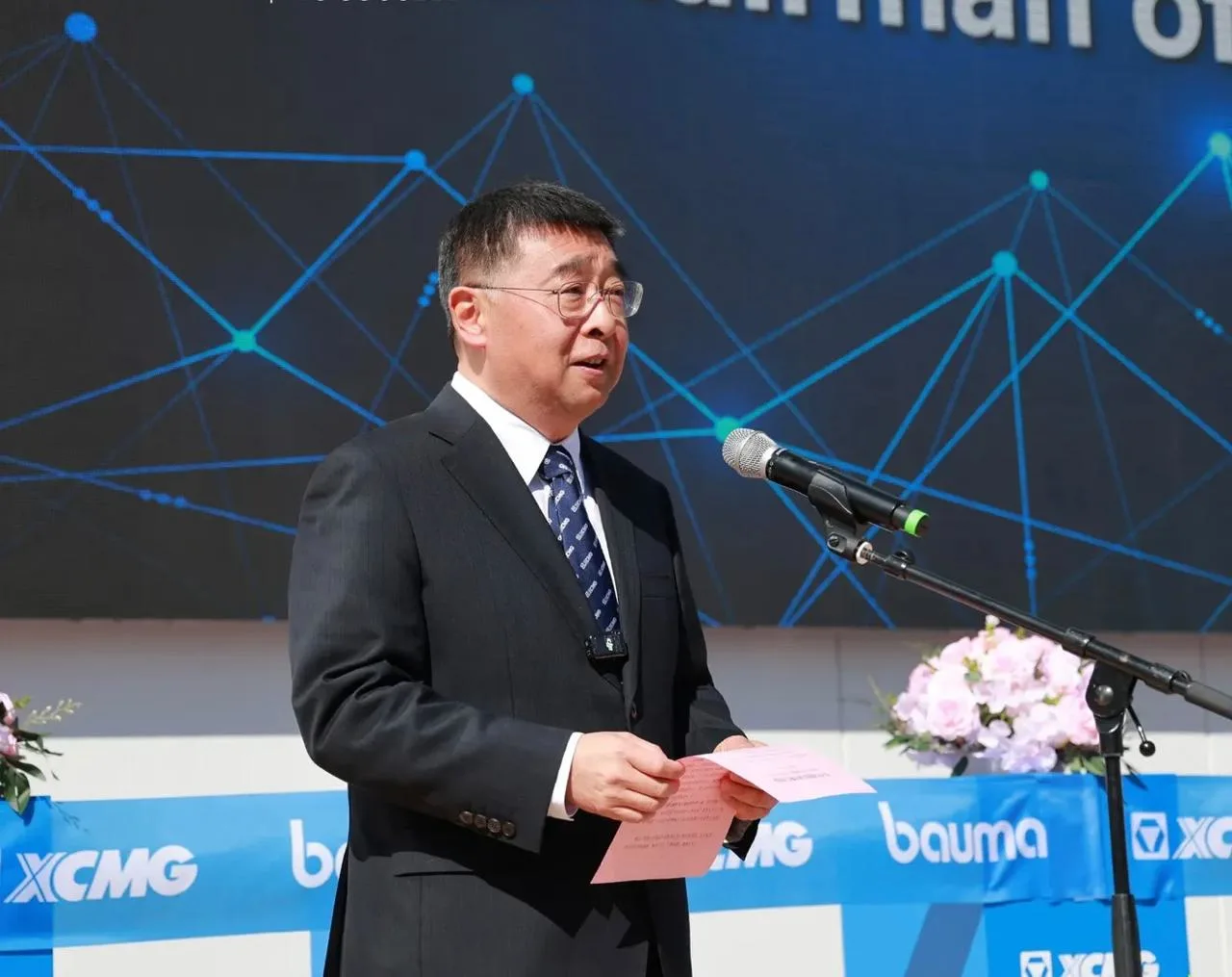 Retrato oficial de Yang Dongsheng, presidente de XCMG, líder de la estrategia de expansión global de la compañía de maquinaria.