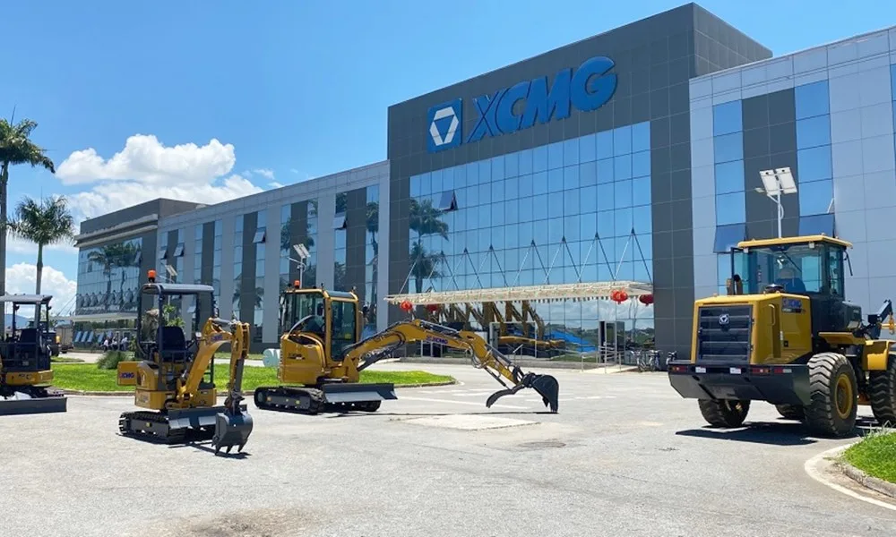 : Maquinaria pesada eléctrica de XCMG en un entorno industrial, destacando su tecnología de electrificación y sostenibilidad ESG.