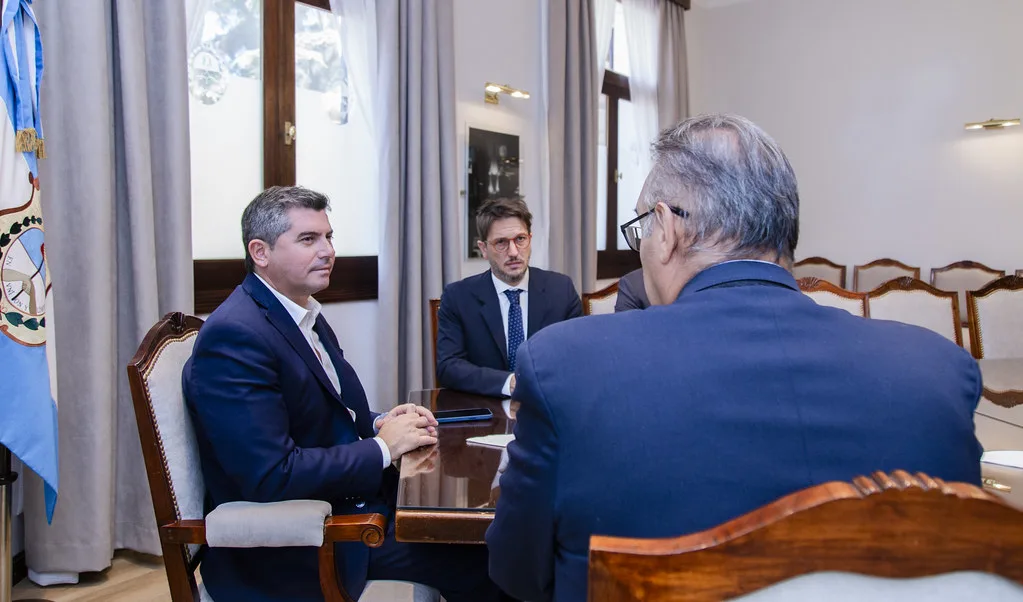 Marcelo orrego gobernador de san Juan junto al ministro de minería Juan Pablo Pera recibiendo a Ricardo Martinez 