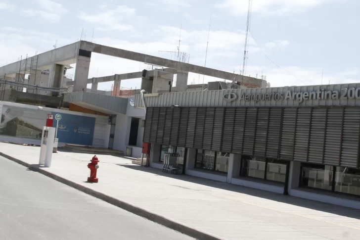 Vista exterior de la terminal del Aeropuerto Domingo Faustino Sarmiento en San Juan, Argentina.