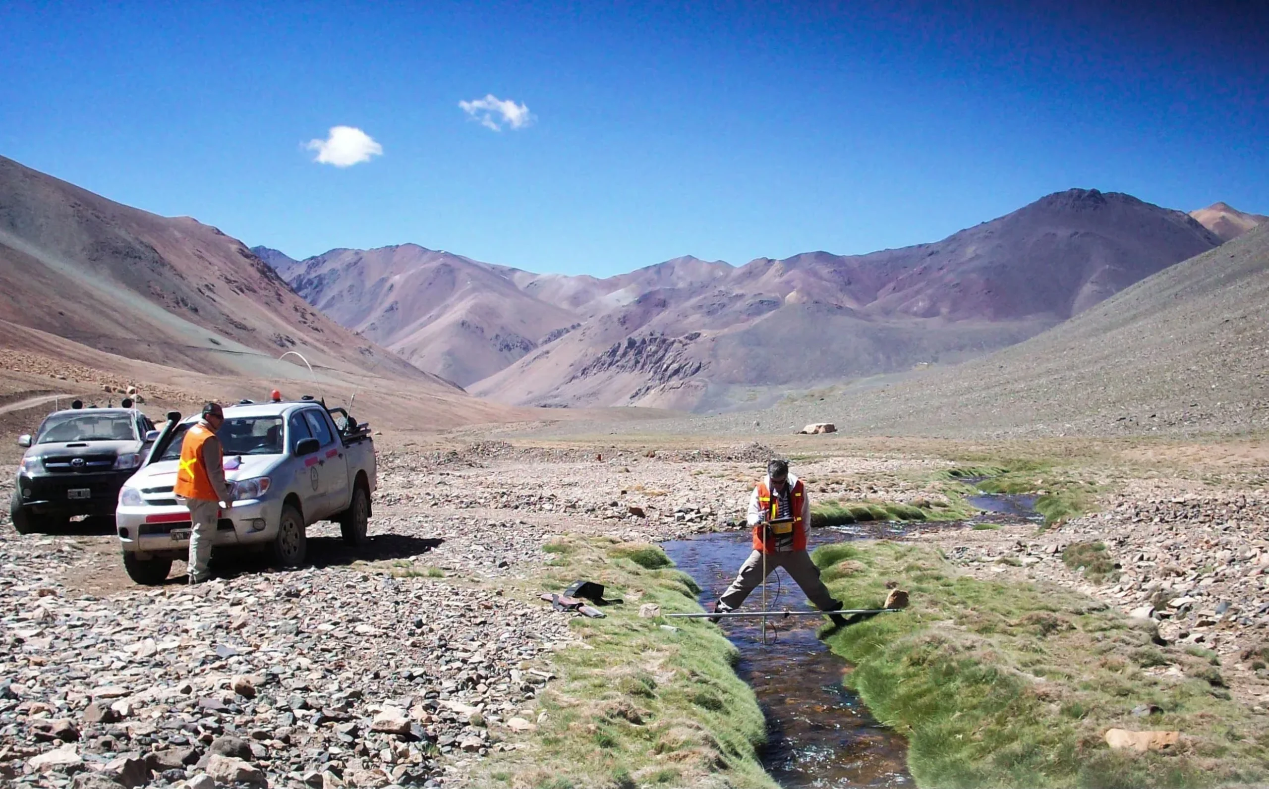 Investigadores de la UNSJ realizando mediciones hídricas en un río de la cordillera de los Andes.