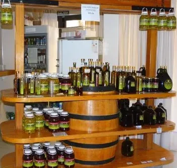 Botellas de aceite de oliva y frascos de conservas de la marca Olivos del Sol en Pocito, San Juan.