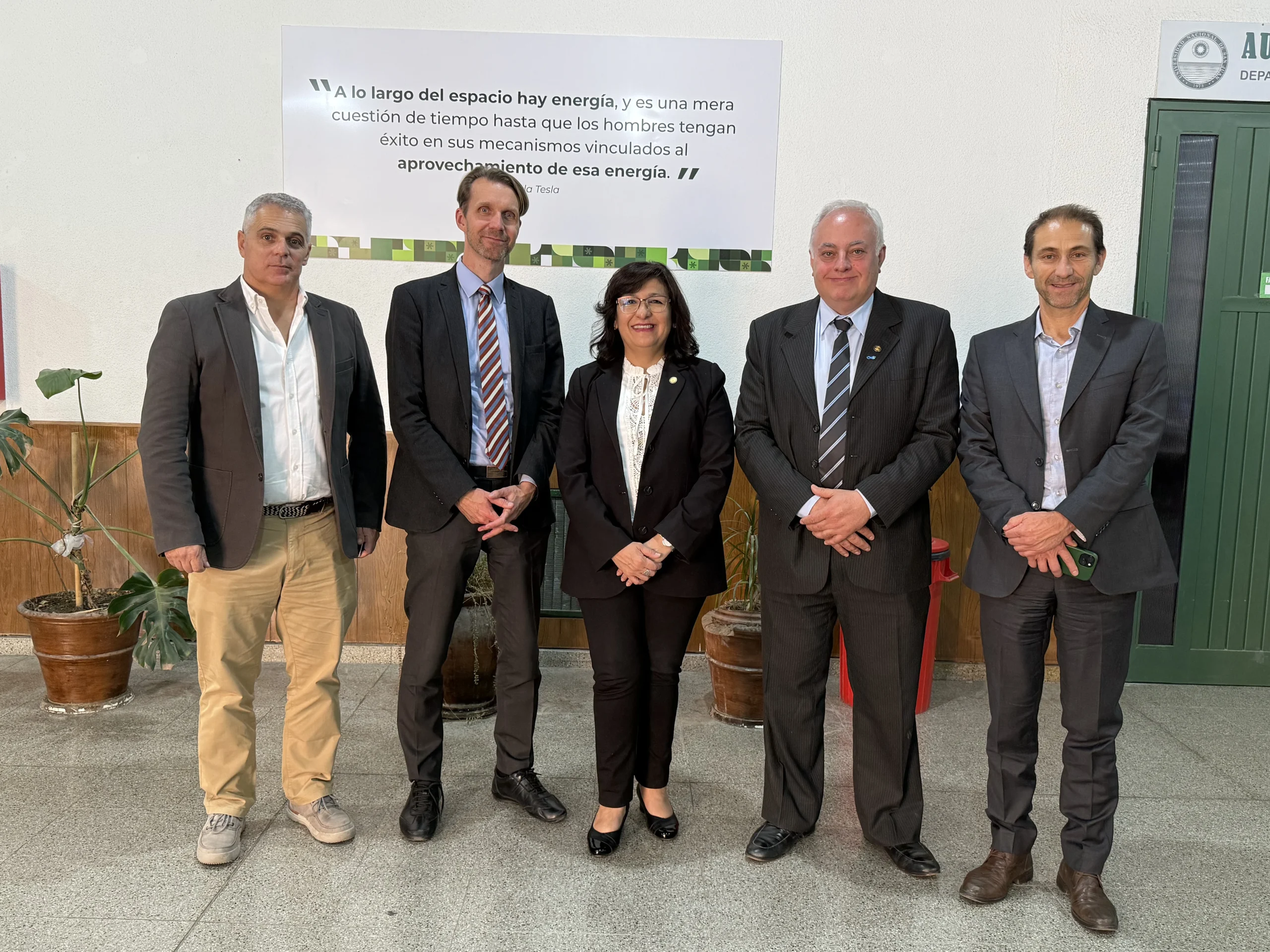 Autoridades de la Facultad de Ingeniería de la UNSJ reunidas con representantes del Consejo Internacional de la Industria Sueca (NIR).