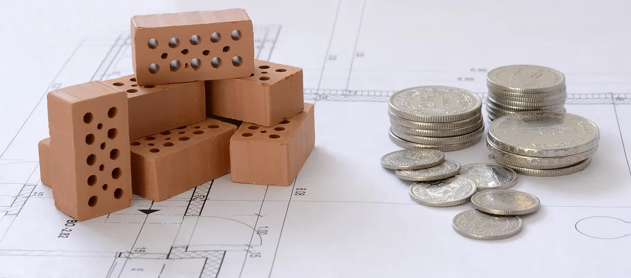 Imagen de ladrillos y dinero, simbolizando la financiación en obras