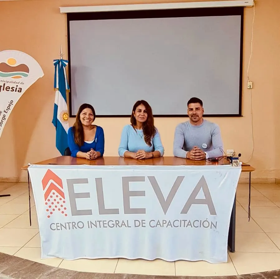 Liliana Belbruno y equipo de ELEVA presentando la nueva capacitación minera en San Juan.