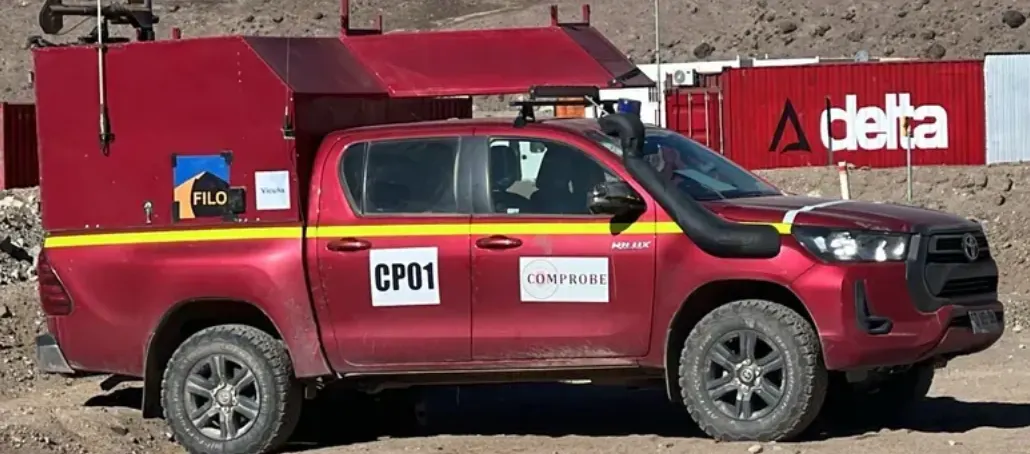 Camionetas 4x4 en un proyecto minero en la cordillera, ilustrando la logística del sector.