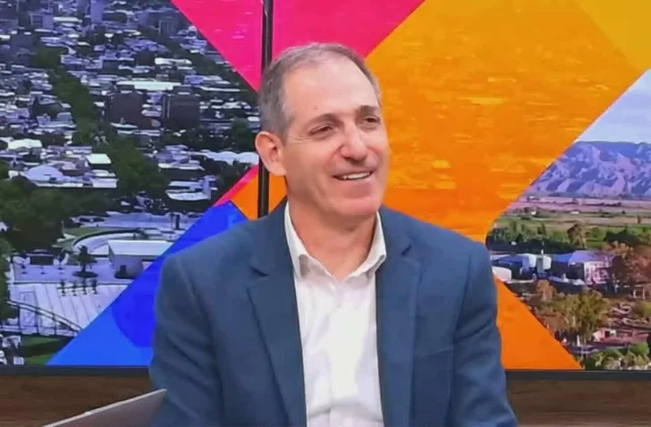  Retrato del director Carlos Gallardo del Gobierno de San Juan, con traje, sonriendo levemente.