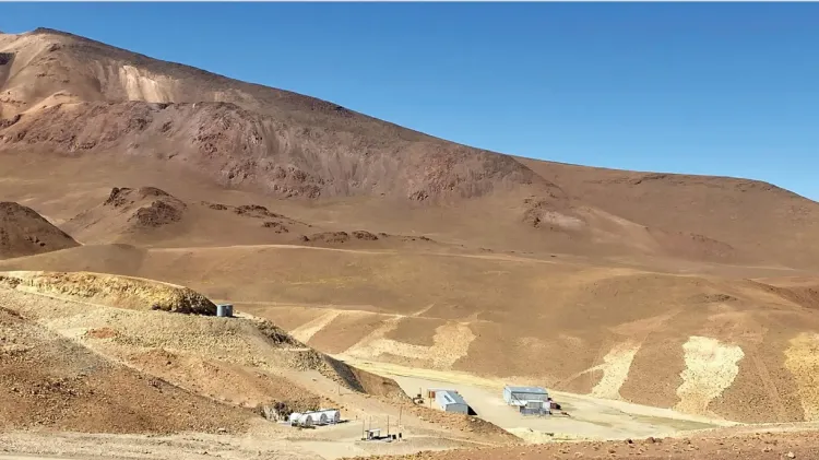 Paisaje montañoso del proyecto de cobre Cerro Amarillo, ubicado en Malargüe, Mendoza.