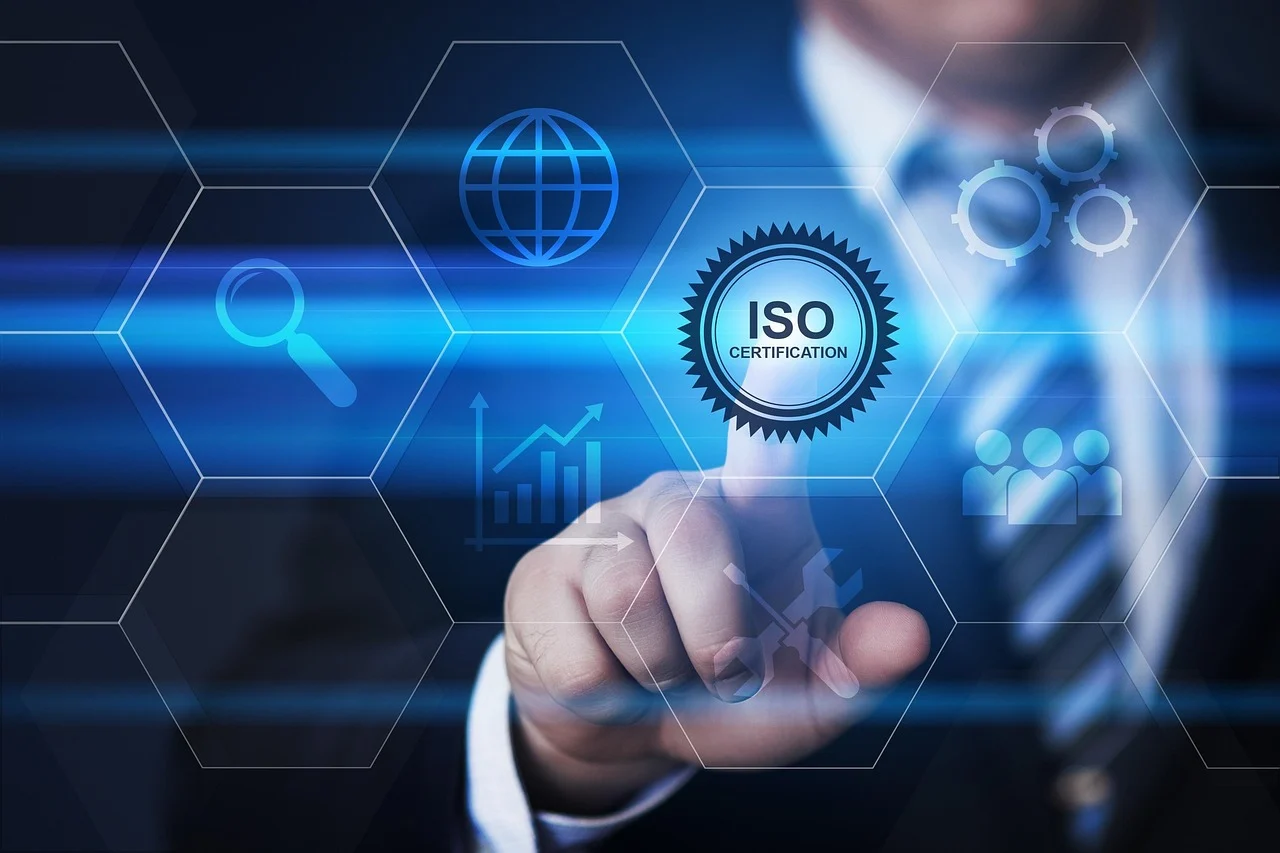 Iconos de certificaciones de calidad ISO y HSE sobre una imagen de un proyecto industrial.