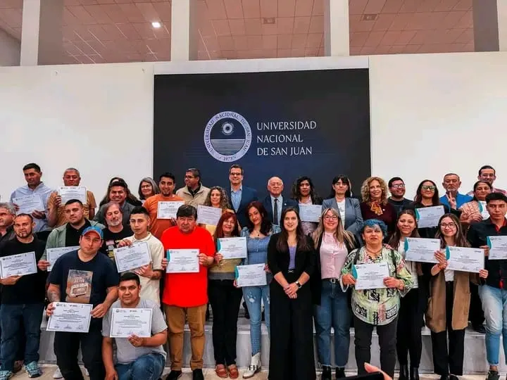 Autoridades de la UNSJ entregan certificados a egresados de la Escuela de Oficios en un acto comunitario.
