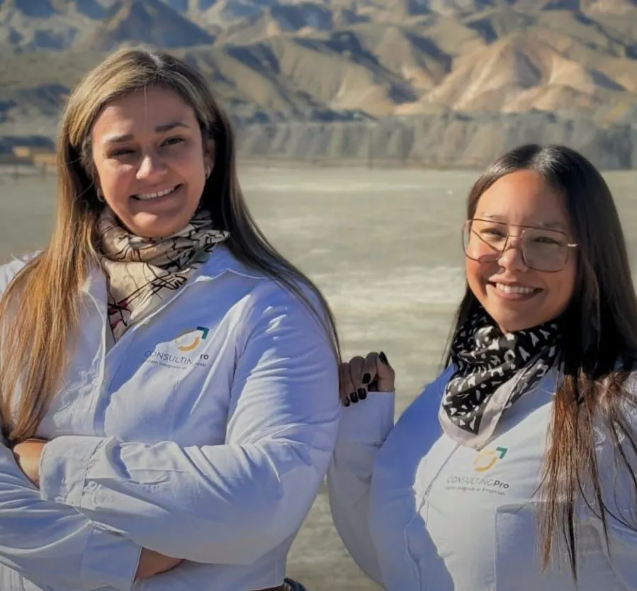 Rocío García (izquierda) y Beatriz Álvarez (derecha), socias fundadoras de la consultora ConsultingPro, especializadas en normas ISO para minería.