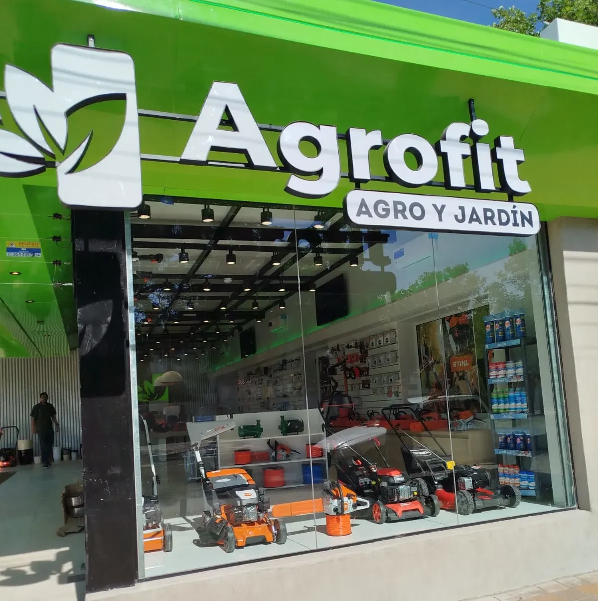 Fachada de la recién inaugurada sucursal de ventas de Agrofit.