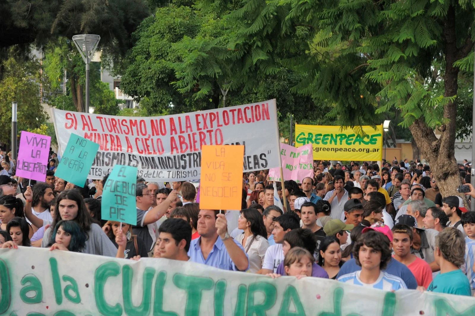 Manifestantes con pancartas protestando contra la minería a cielo abierto en defensa del agua y los glaciares.