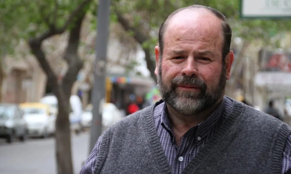 El productor Eduardo Garcés señala la mala gestión del agua como el problema central en San Juan.