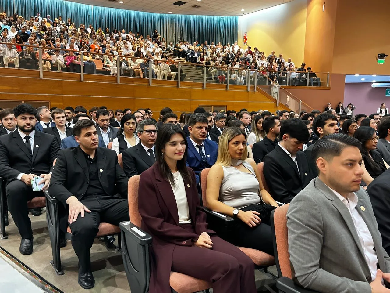 Egresados y familiares durante el acto de colación de la Facultad de Ingeniería de la UNSJ en el Centro de Convenciones.