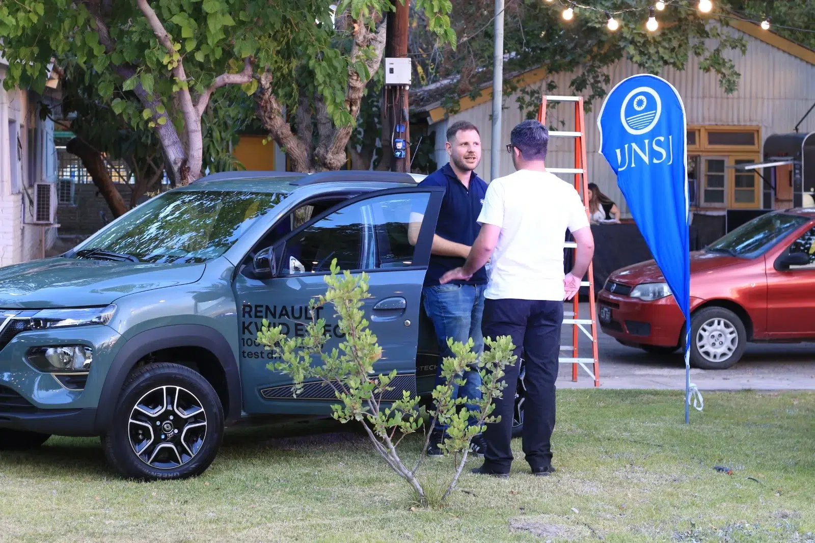  Stands de empresas de productos en una feria universitaria.
