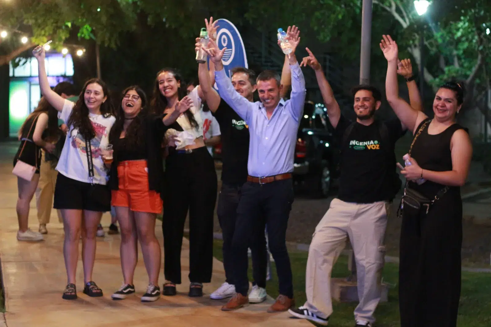 Grupo de estudiantes de ingeniería posando junto a un profesor o autoridad académica.